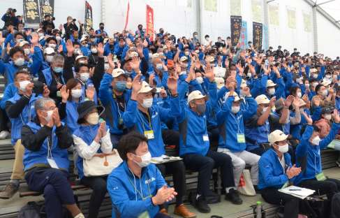 内閣総理大臣賞が決まり、万歳して喜ぶ鹿児島の関係者ら＝１０日、霧島市牧園