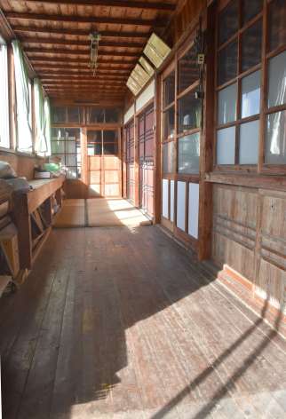 板張りの廊下や教室の窓枠、階段の中央線が残り、昭和の学びやの面影を伝える２階＝出水市高尾野