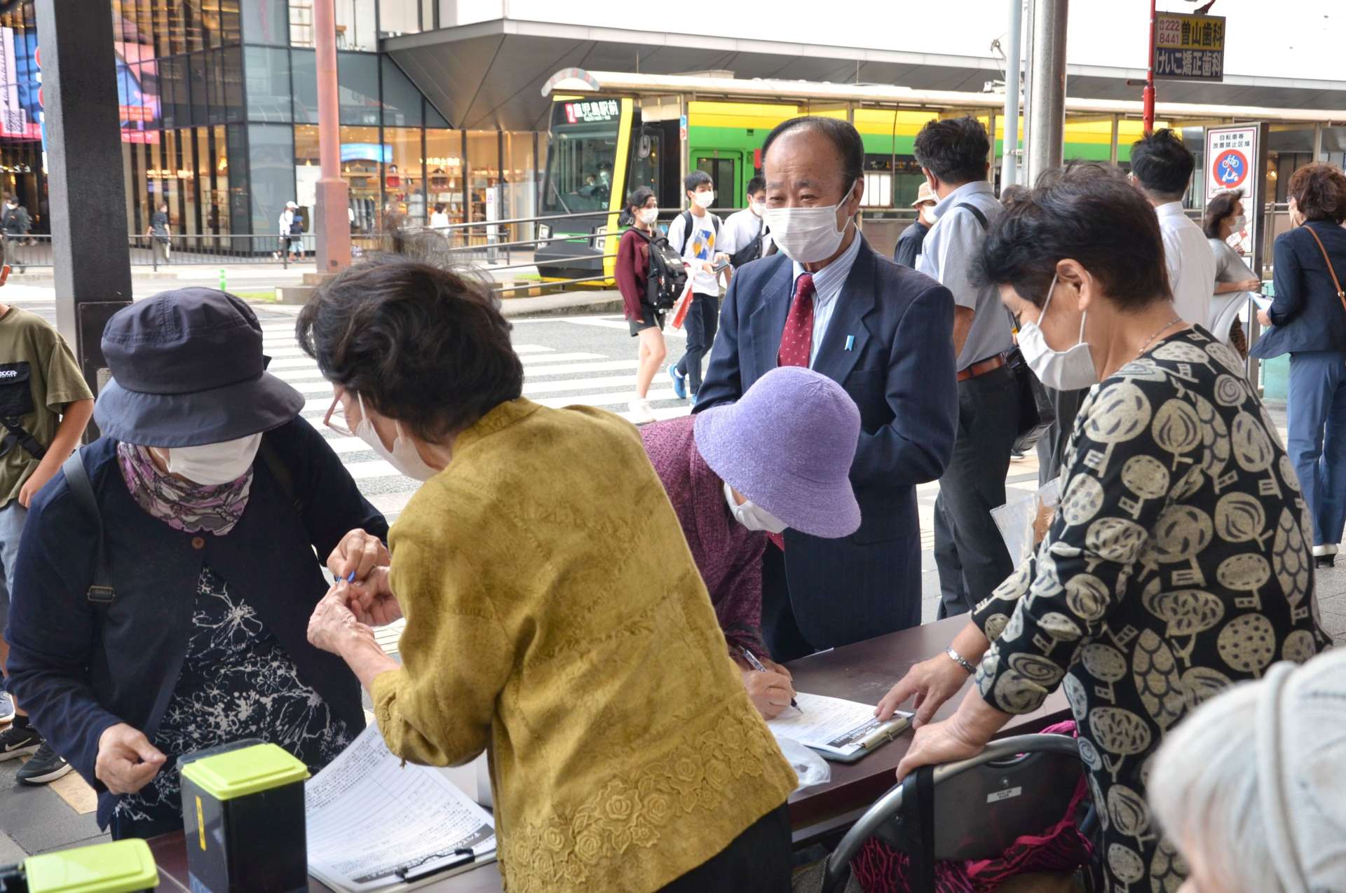 拉致被害者救出を求める署名を呼びかける市川健一さん（中央）や特定失踪者の家族＝１０日、鹿児島市東千石町