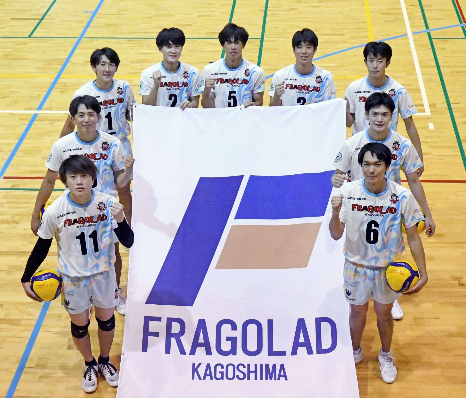 ２０２３－２４シーズンのＶ３リーグ参戦が決まったフラーゴラッド鹿児島の選手たち