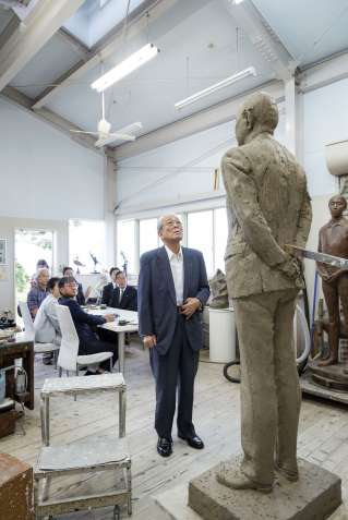 制作開始から１カ月後、池川直さんのアトリエで粘土像を見上げる稻盛和夫さん＝２０１６年１０月、鹿児島市（鹿児島大学提供）