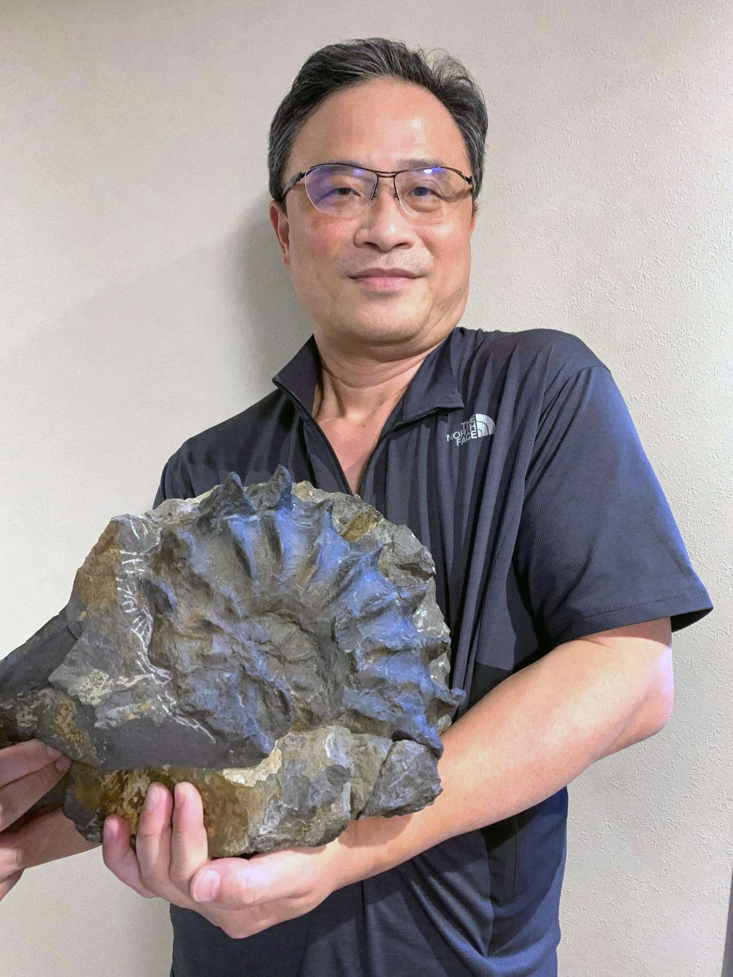 獅子島で見つけたグレイソニテスを抱える筆者。突起が特徴的で、約１億年前に世界中の海で繁栄した