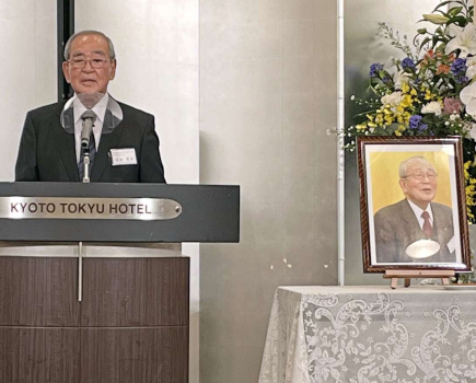稲盛和夫さんの遺影を前に、あいさつする稲盛豊実新会長＝京都市