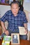 遺言状を手に、人間愛にあふれた父だったと振り返る堀之内誠さん＝鹿児島市明和５丁目