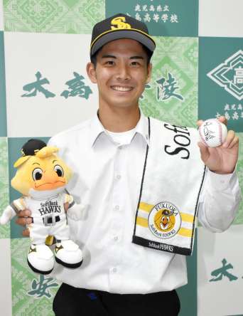 帽子をかぶりポーズをとる大野稼頭央投手＝２５日、大島高校