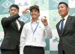 帽子をかぶりポーズをとる大野稼頭央投手（中央）と球団スカウト＝２５日、大島高校