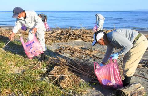 海岸のごみ拾いをする参加者＝南さつま市加世田高橋