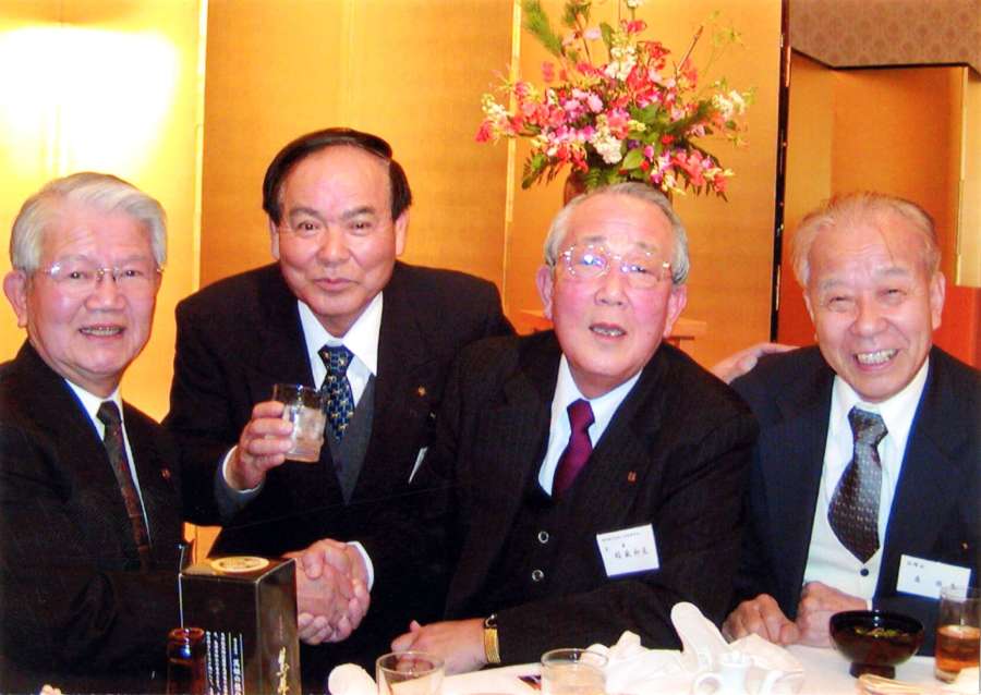 宴席で記念写真に収まる稲盛和夫さん（左から３人目）＝と渡辺俊彦さん（同２人目）＝２０１７年ごろ、京都市内