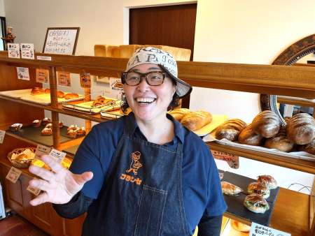 自身の乳がん体験を振り返る東郷さくらさん＝鹿児島市上荒田町の「フランセ」