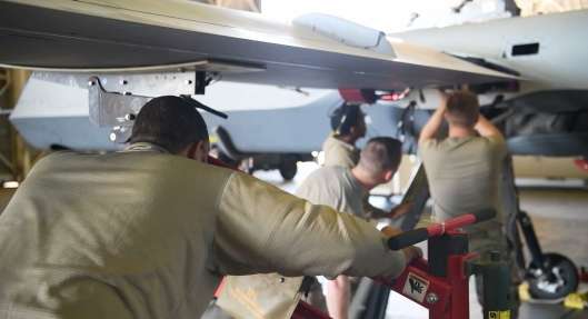 海上自衛隊鹿屋航空基地の格納庫でＭＱ９を組み立てる米軍関係者＝２６日、鹿屋市（米国防総省の配信サイトより）