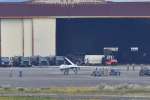 海上自衛隊鹿屋航空基地で無人偵察機「ＭＱ９」を整備する米軍関係者＝２７日午後２時２８分、鹿屋市野里町