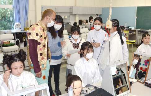 博多和宏さん（左から２人目）と確認しながら練習するヘアーデザイン科の生徒ら＝日置市伊集院の鹿児島城西高校