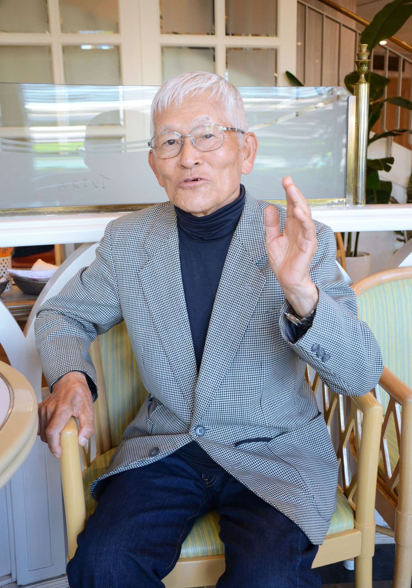 稲盛和夫さんとの思い出を語る元鹿児島県商工労働部長の迫一徳さん＝２４日、鹿児島市