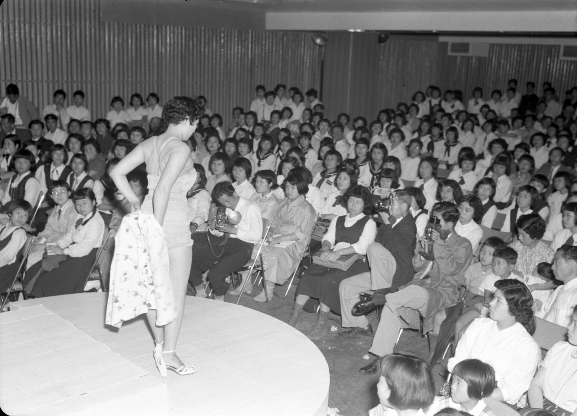 海水浴シーズンを前に鹿児島市金生町の山形屋であった水着ショー＝１９５５（昭和３０）年６月１１日