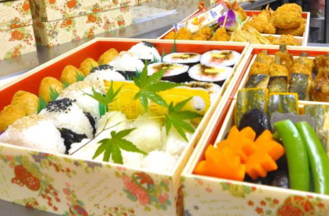 色とりどりのおかずが詰まったお弁当