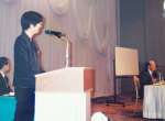 盛和塾の「経営問答」に立った時の諏訪園厚子さんと稲盛和夫塾長（右）