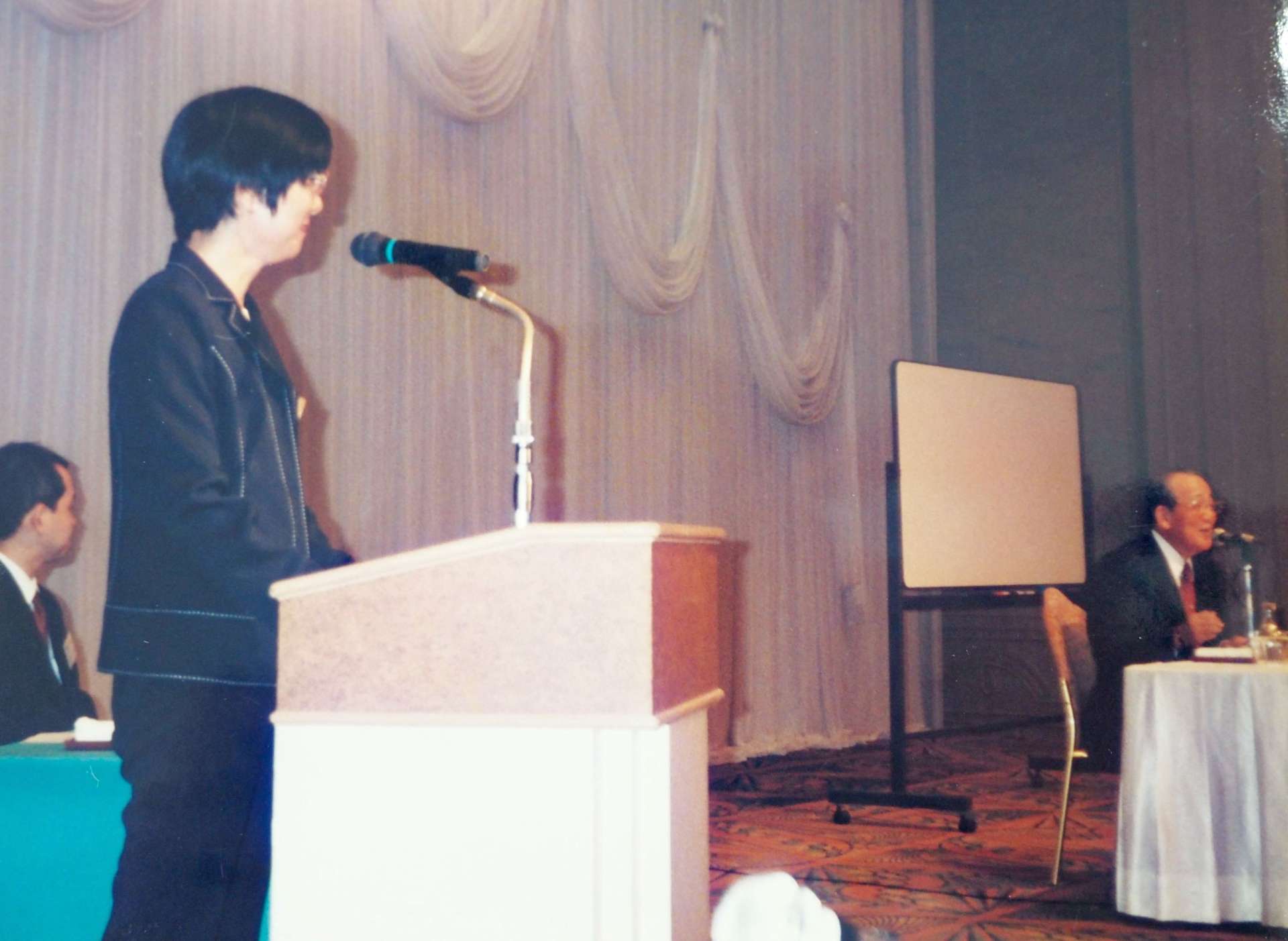 盛和塾の「経営問答」に立った時の諏訪園厚子さんと稲盛和夫塾長（右）