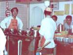 鹿児島餃子の王将のオープン初日に店を手伝う稲盛和夫さん（左）＝１９７８（昭和５３）年、鹿児島市中町（稲盛実さん提供）