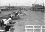 鹿児島市小川町付近から鹿児島駅までの鹿児島市電軌道を真っ直ぐにする工事＝１９５５（昭和３０）年１１月１０日
