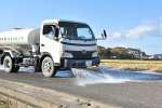 越冬地を路面消毒する散水車＝５日、出水市高尾野町下水流