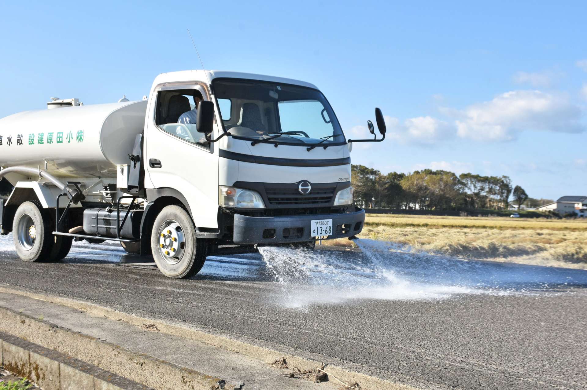 越冬地を路面消毒する散水車＝５日、出水市高尾野町下水流