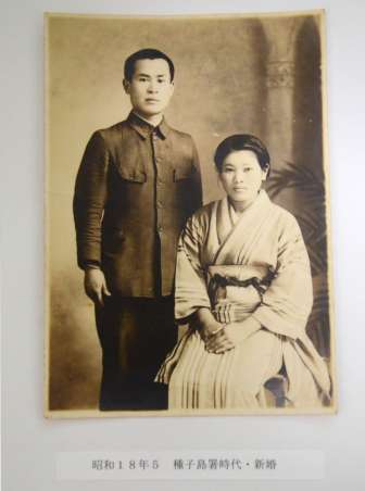 佐世保海兵団に召集される前、新婚時代の川原さんの父・高秋さん（左）