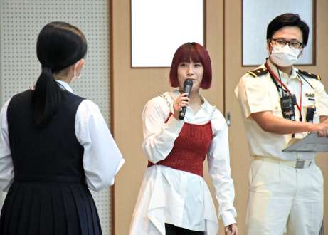 １１８番通報を啓発するイベントで大島高校生の質問に答えるＩＭＡＬＵさん＝奄美市名瀬
