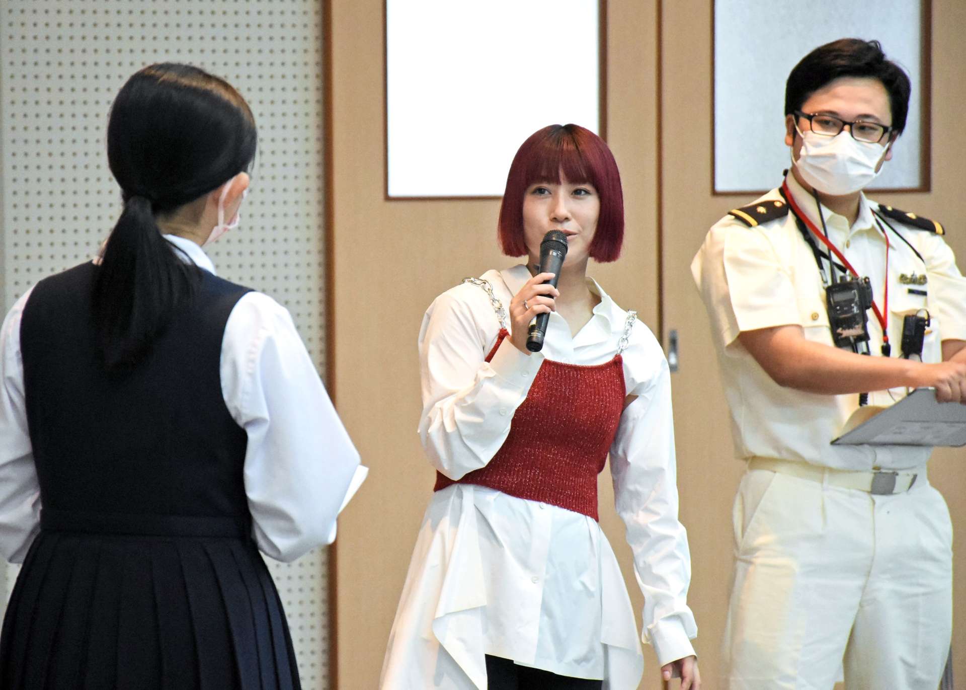 １１８番通報を啓発するイベントで大島高校生の質問に答えるＩＭＡＬＵさん＝奄美市名瀬