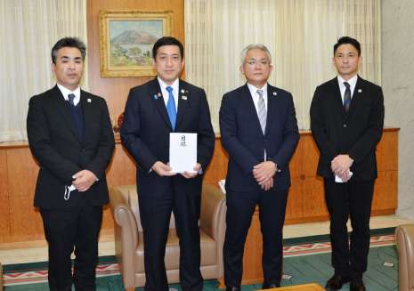 ウクライナ支援の義援金を贈ったフェニックスの岩元浩海社長（右から２人目）ら＝鹿児島県庁