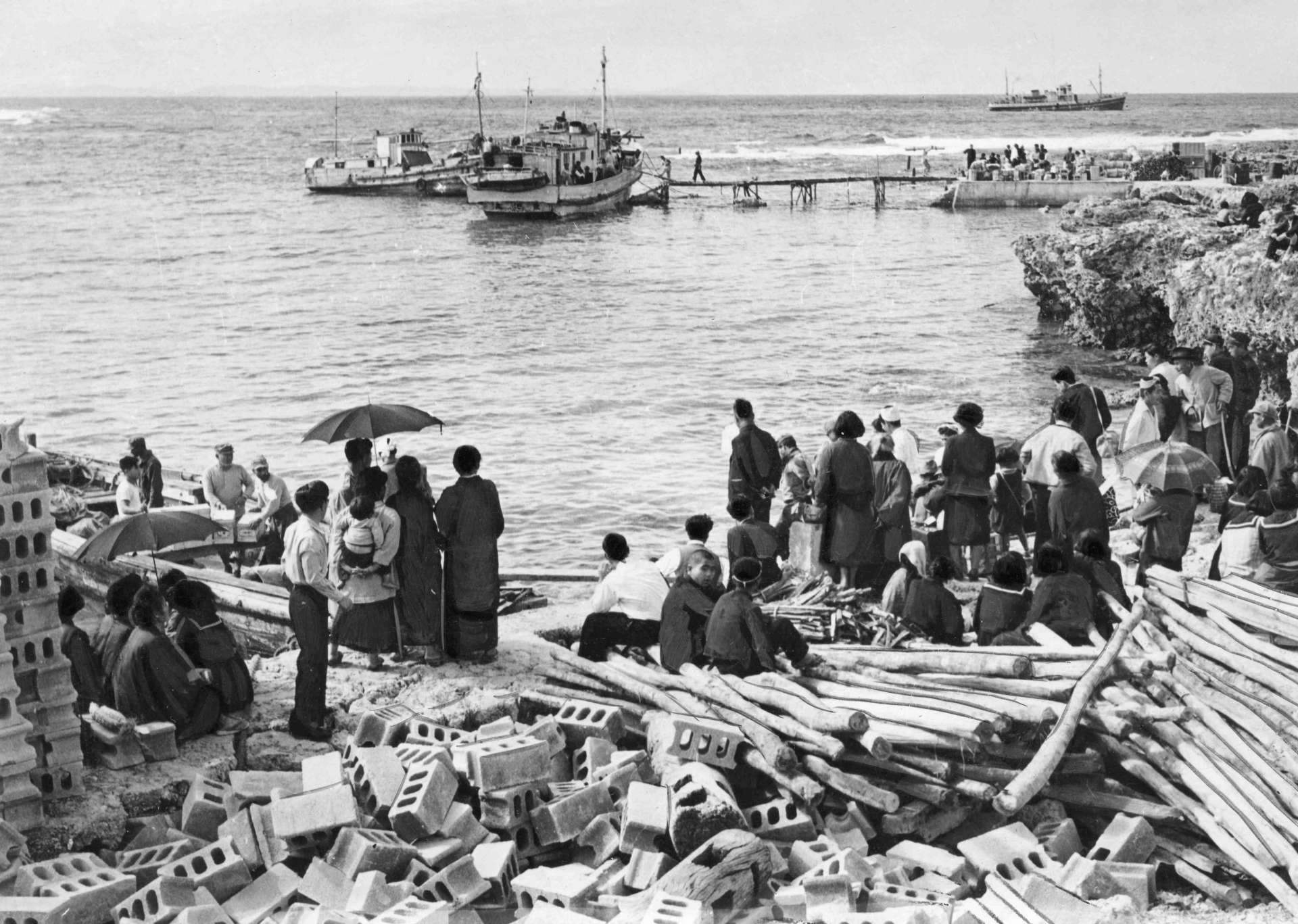 大島郡喜界町の湾港ではしけを見送る人々＝１９５５（昭和３０）年３月
