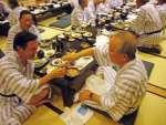 稲盛和夫さん（右）と酒を酌み交わす岩城慎二さん（岩城さん提供）