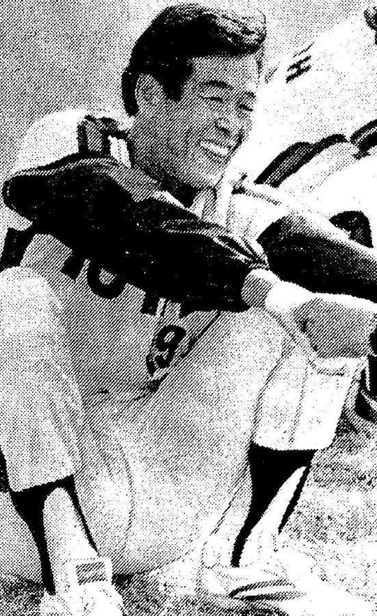 鴨池キャンプでにこやかにトレーニングするロッテ時代の村田兆治さん＝１９８６年２月、鹿児島市