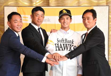 スカウト陣に囲まれ笑顔を見せる大野稼頭央投手＝奄美市名瀬