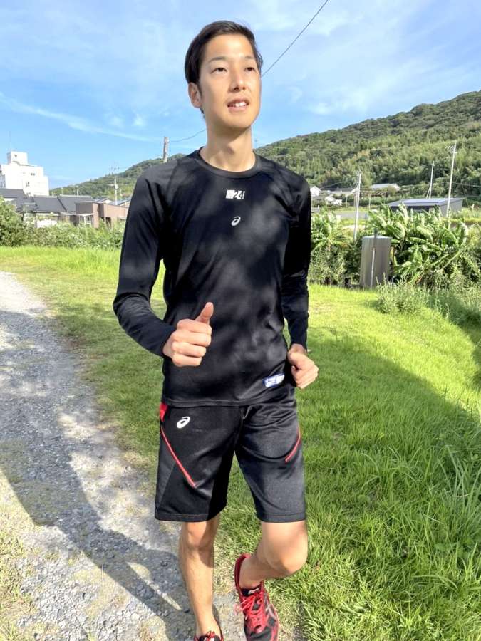 早朝に散歩する横田慎太郎さん