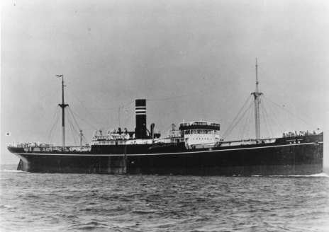 米潜水艦の魚雷を受け沈没した対馬丸（日本郵船歴史博物館所蔵）