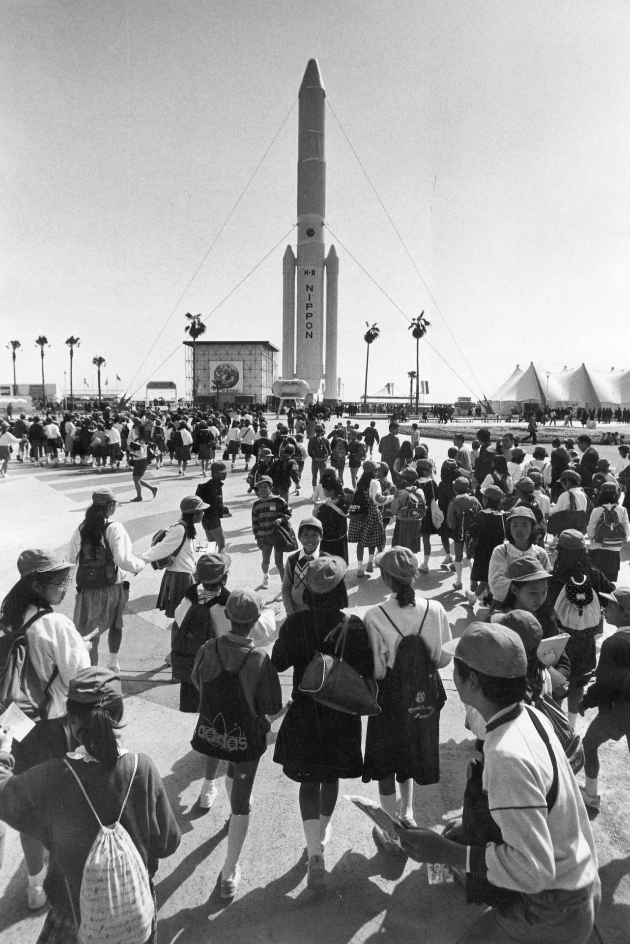 ゲートをくぐると目前に巨大なロケットがそびえ立ち、入場者を驚かせ会場への期待を持たせる＝１９８９（昭和６４）年３月１６日