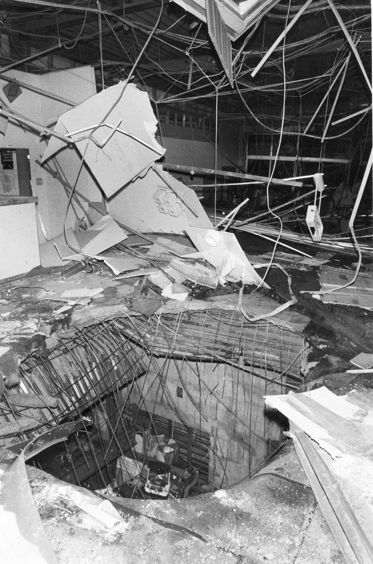 大きな噴石が天井と厚さ１５センチの一階ロビーコンクリート床を突き破り、直径３メートルの穴が＝１９８６（昭和６１）年１１月２３日、鹿児島市古里町