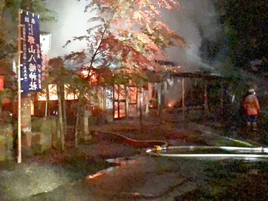 消火活動する消防隊員ら＝２３日、伊佐市大口大田