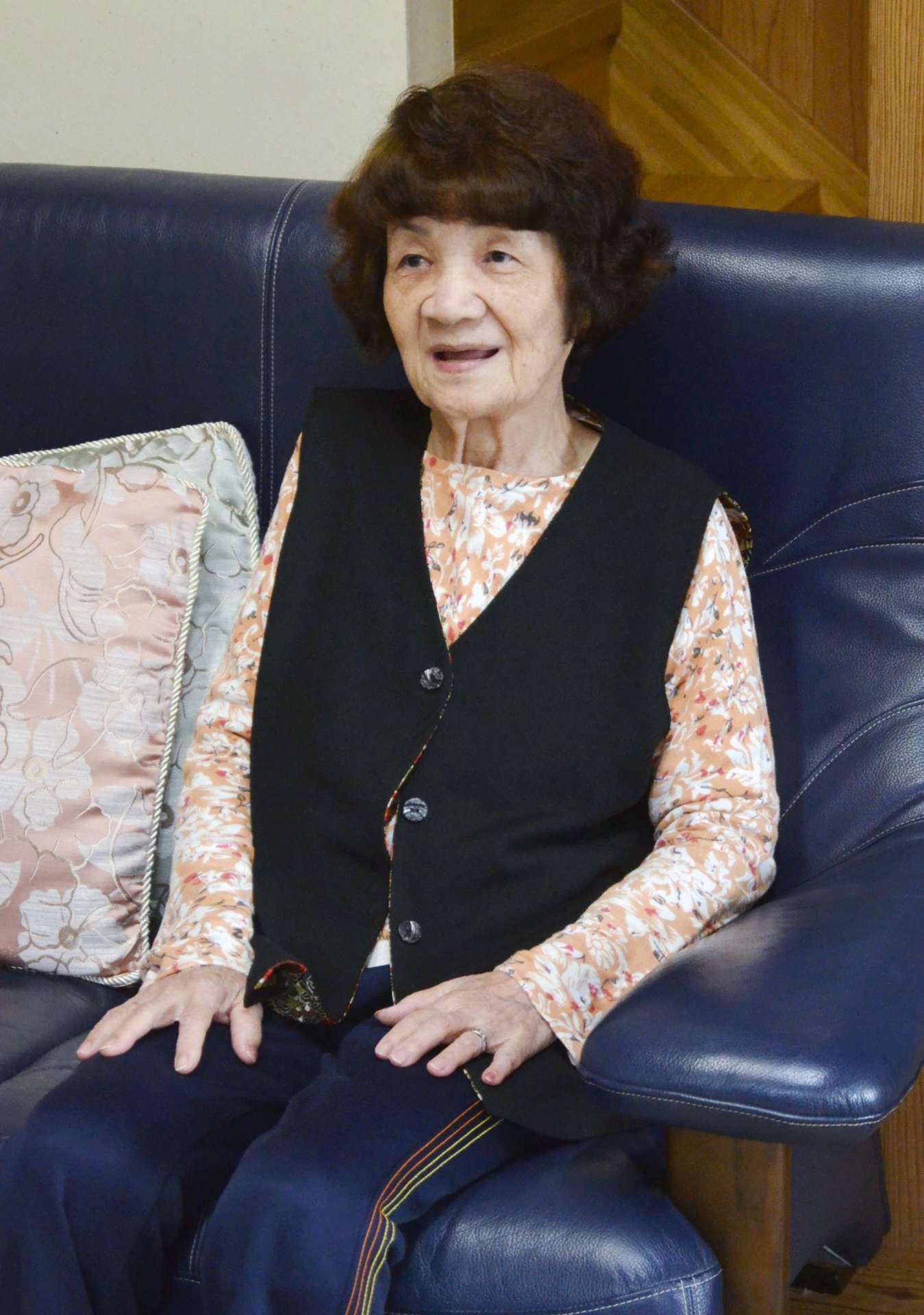 沖永良部島から本土への密航を振り返る花岡芳子さん＝２０日、鹿児島市西坂元町