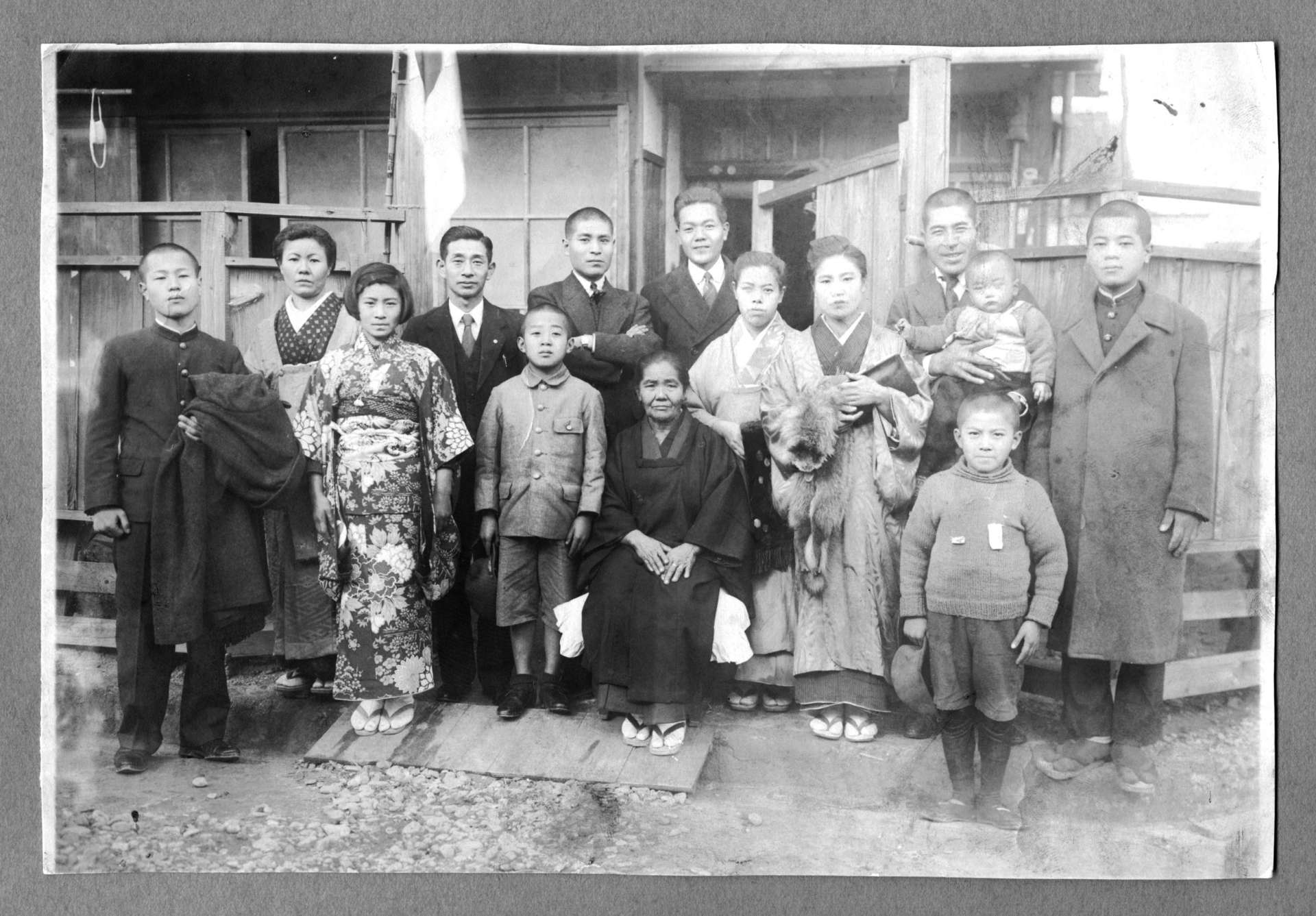 終戦の数年前の正月、大阪に集まった花岡芳子さんの親戚。右端が兄・実文さん、左から２人目が菅野八重子さん。台湾から引き揚げた花岡さんは既に実母と沖永良部島へ移住していた（花岡さん提供）