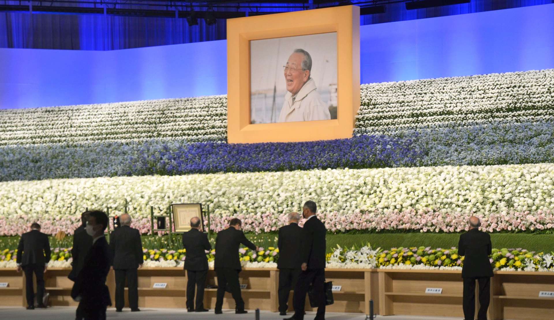稲盛和夫氏の遺影に花をささげる参列者＝２８日、京都市の国立京都国際会館
