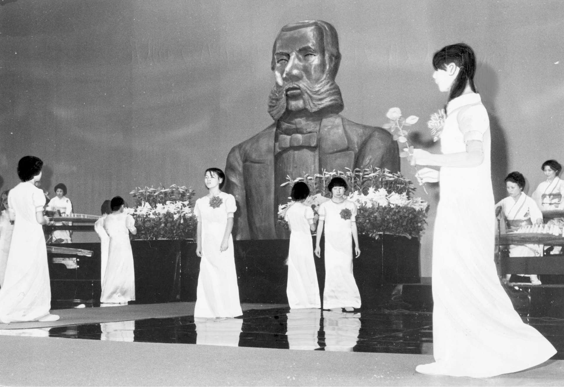 謹厳居士大久保さんに、おごじょたちがバラの献花＝１９７８（昭和５３）年５月１４日、鹿児島県文化センター