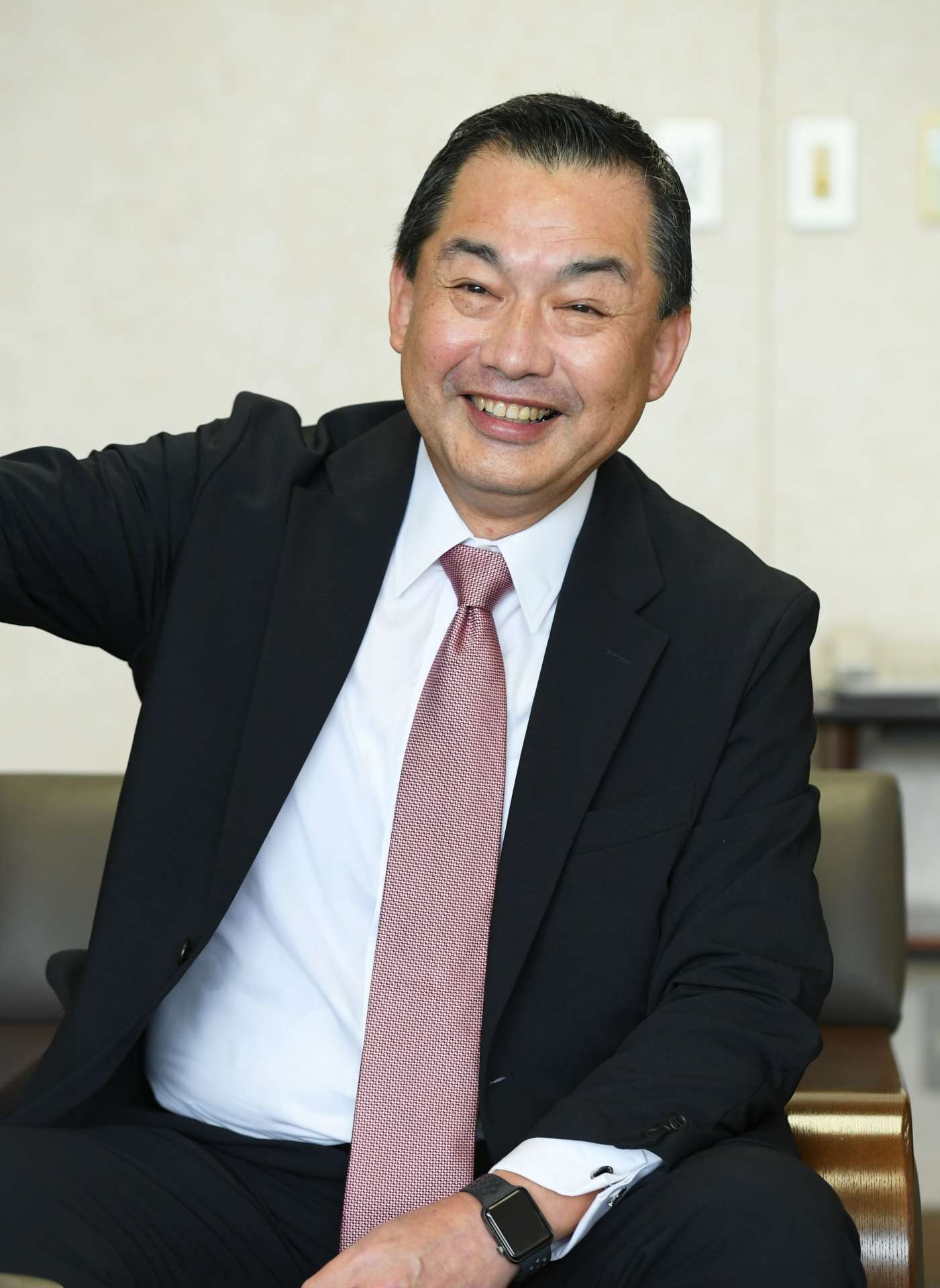 稲盛和夫さんとの思い出を語る日本航空元会長の大西賢さん＝１１月７日、鹿児島市の南日本新聞社