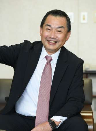 稲盛和夫さんとの思い出を語る日本航空元会長の大西賢さん＝鹿児島市の南日本新聞社