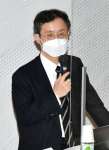稲盛和夫氏の経営哲学について講演する田中一弘教授＝４日、鹿児島市の鹿児島大学