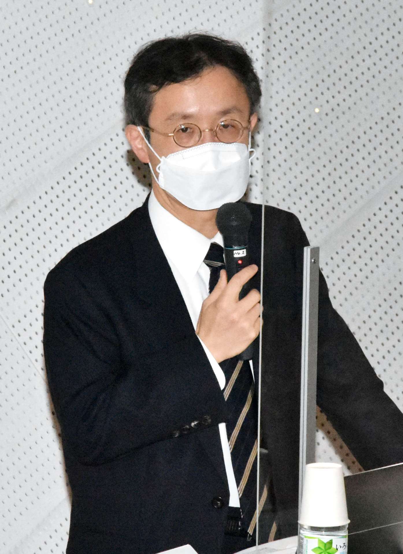 稲盛和夫氏の経営哲学について講演する田中一弘教授＝４日、鹿児島市の鹿児島大学