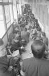 抗議と怒りを込めて静かに座り込む先生たち＝１９７６（昭和５１）年１月２８日、鹿児島県教育庁