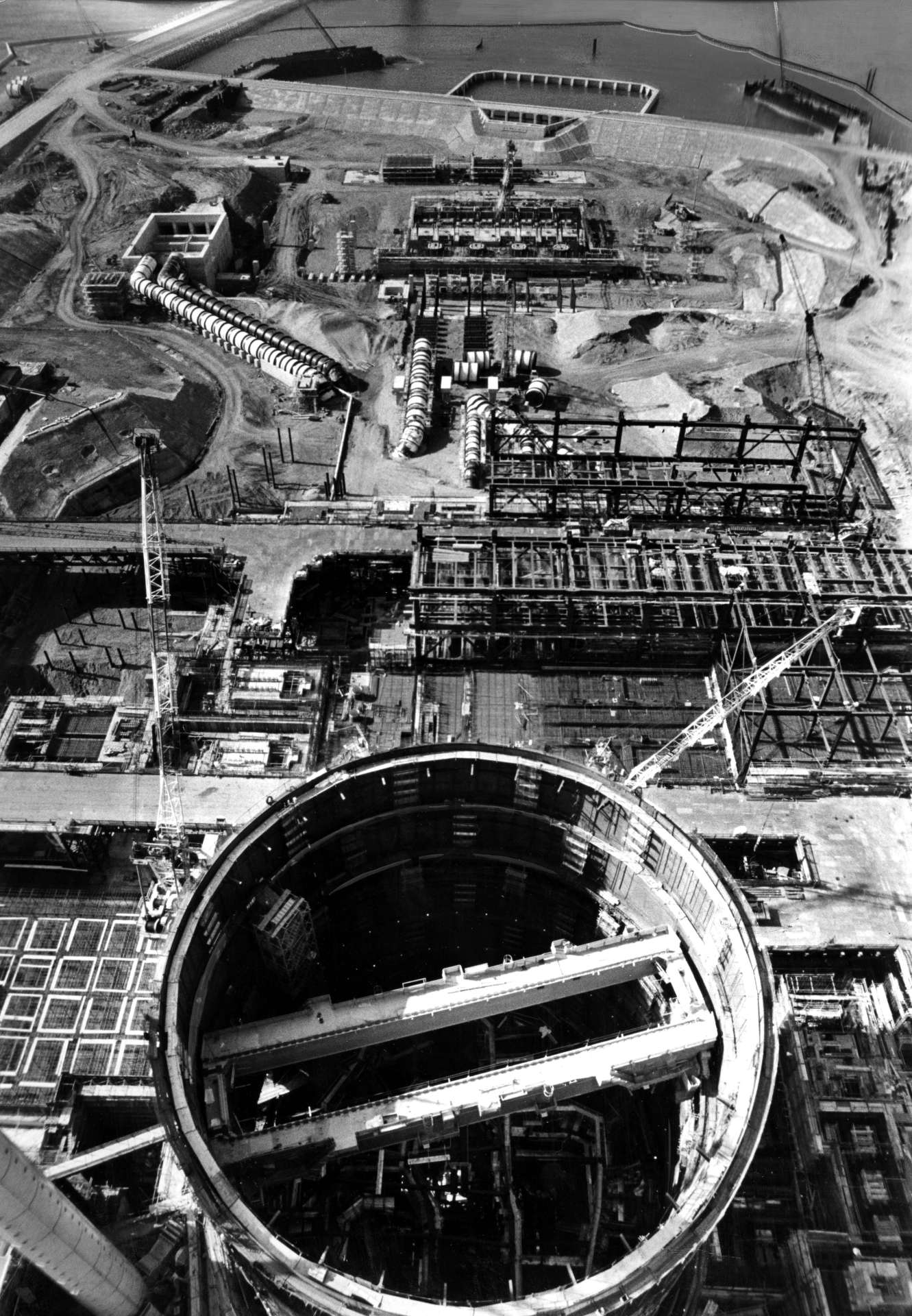 建設が進む１号炉現場。1日の作業員は１５００人にのぼった＝１９８１（昭和５６）年１月、川内市久見崎町（現・薩摩川内市）