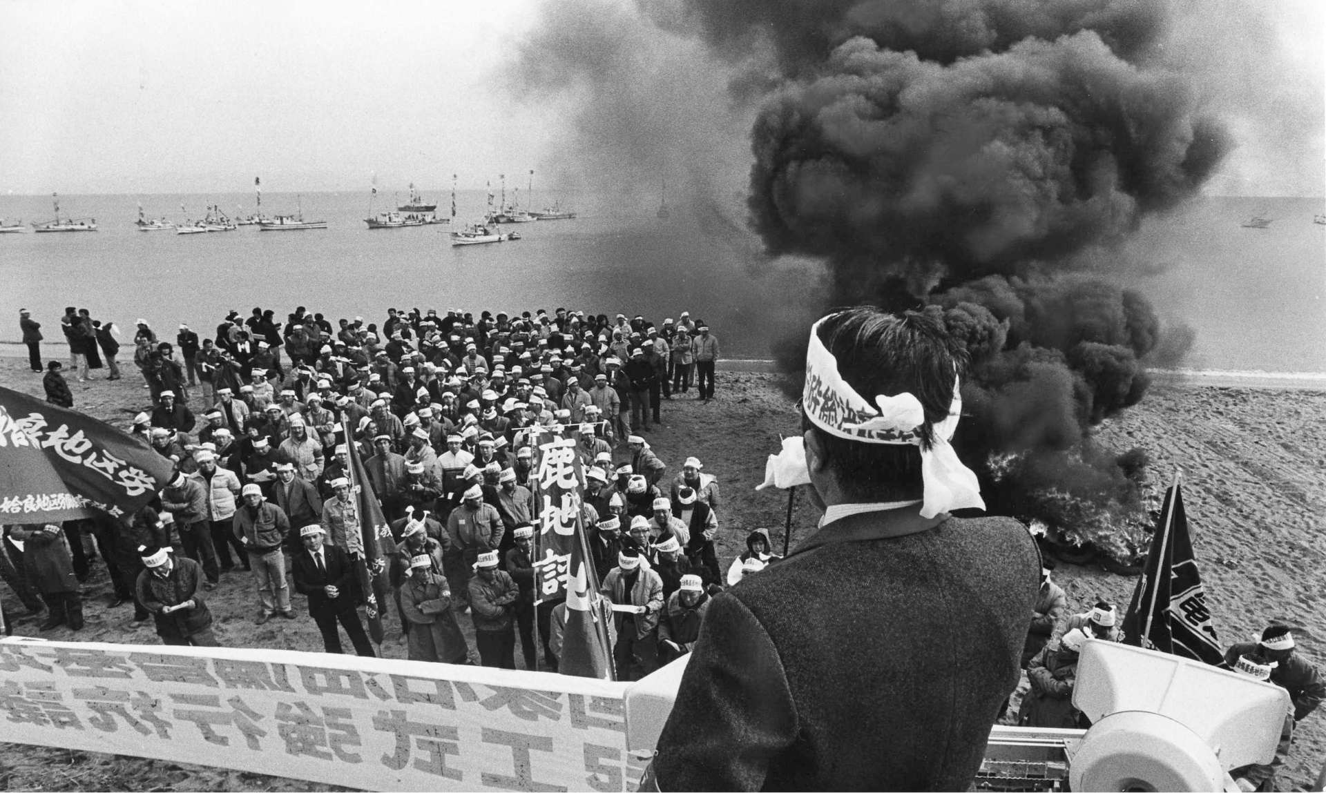 タイヤを燃やし、起工式の強行に抗議する労組員ら＝１９８５（昭和６０）年１月９日、東串良町柏原