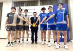 ２０２３年秋からＶ３リーグに参入するフラーゴラッド鹿児島の選手たち（中央は川畑俊輔ＧＭ）＝日置市中央公民館